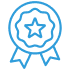 Icône de badge bleu avec une étoile et des rubans, symbolisant la qualité, la récompense ou une certification d'excellence.