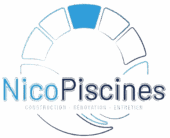 Logo NicoPiscines: lettres bleues, arc de tuiles de piscine stylisées. Services: Construction, Rénovation, Entretien.
